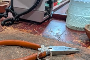 Hanoï : atelier unique de fabrication de bagues et pendentifs en argent
