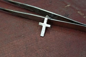 Hanoï : atelier unique de fabrication de bagues et pendentifs en argent