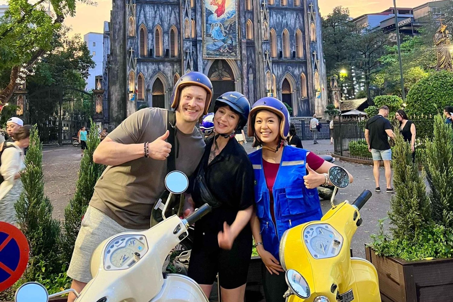 Tour di Hanoi in Vespa dopo il tramonto con street food e atmosfera notturna