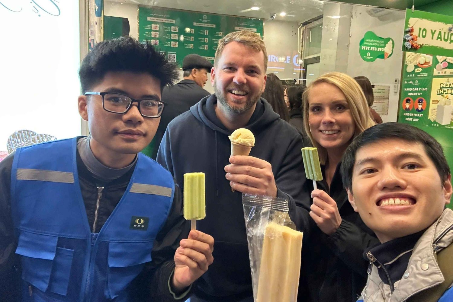 Tour di Hanoi in Vespa dopo il tramonto con street food e atmosfera notturna