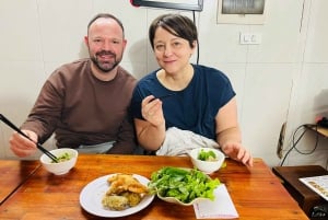 Tour di Hanoi in Vespa dopo il tramonto con street food e atmosfera notturna