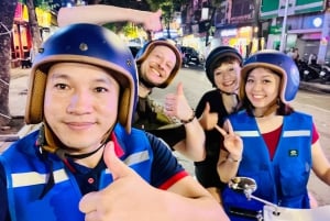 Tour di Hanoi in Vespa dopo il tramonto con street food e atmosfera notturna