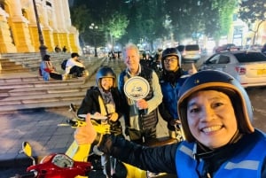 Tour di Hanoi in Vespa dopo il tramonto con street food e atmosfera notturna