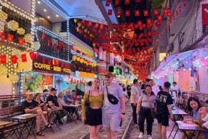 Tour di Hanoi in Vespa dopo il tramonto con street food e atmosfera notturna