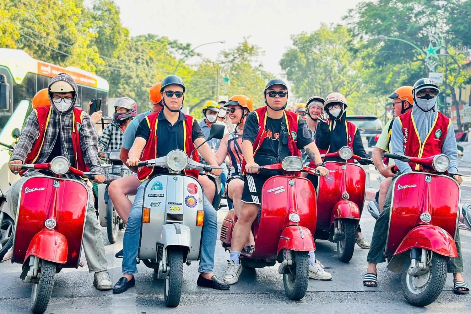 Hanoi: Vespa-Tour zum Keramikdorf Bat Trang, von Frauen geführt