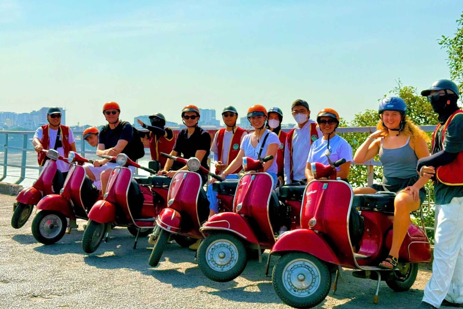 Hanoi: Vespa-Tour zum Keramikdorf Bat Trang, von Frauen geführt