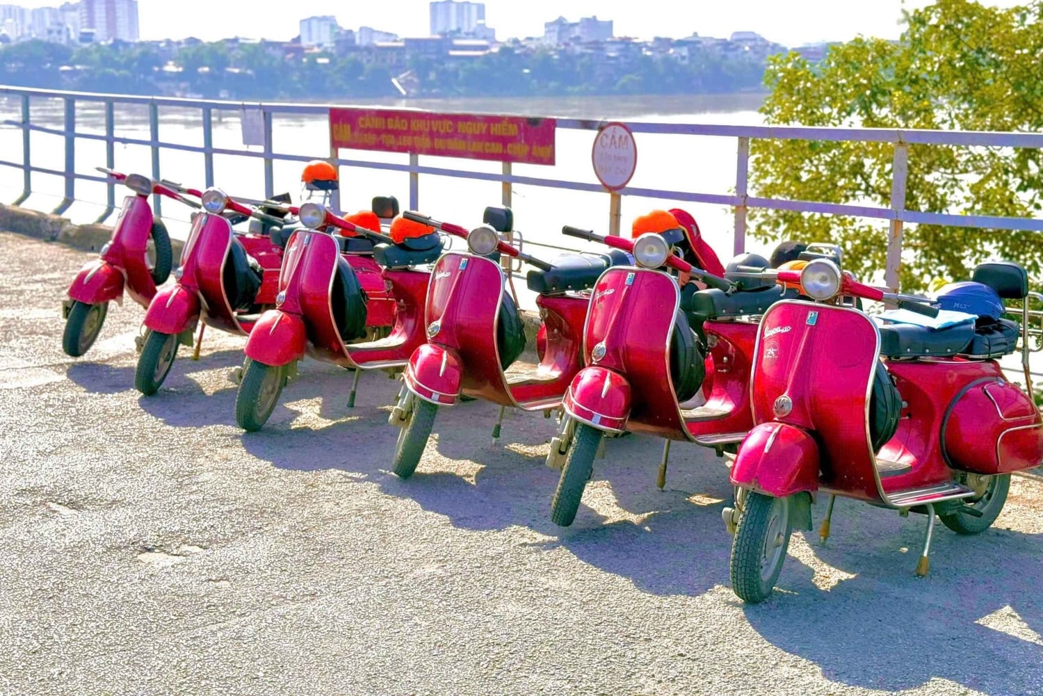 Hanoi: Vespa-Tour zum Keramikdorf Bat Trang, von Frauen geführt