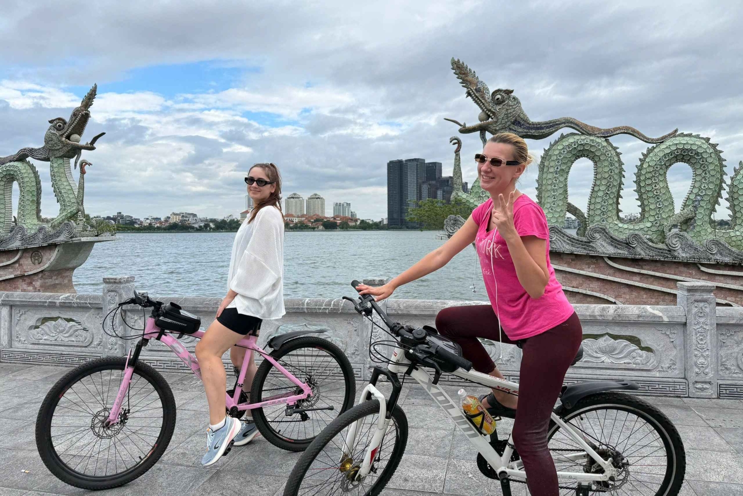 Hanoi: West Lake Cycling Tour with Dinner