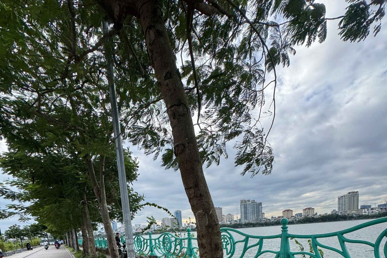 Hanoi: West Lake Cycling Tour with Dinner