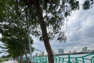 Hanoi: West Lake Cycling Tour with Dinner