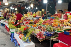 Hanoi: West Lake Cycling Tour with Dinner