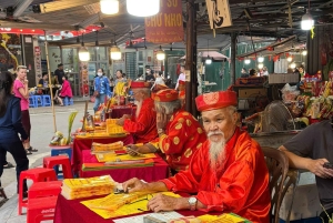 Hanoi: West Lake Cycling Tour with Dinner