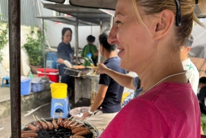 Hanoi: West Lake Cycling Tour with Dinner