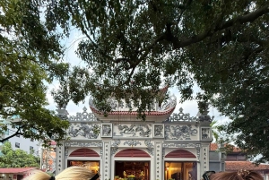 Hanoi: West Lake Cycling Tour with Dinner