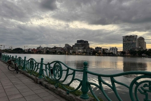 Hanoi: West Lake Cycling Tour with Dinner