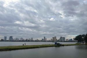 Hanoi: West Lake Cycling Tour with Dinner