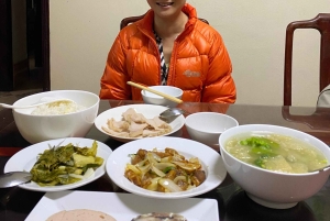 Hanoi: West Lake Cycling Tour with Dinner