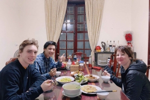 Hanoi: West Lake Cycling Tour with Dinner
