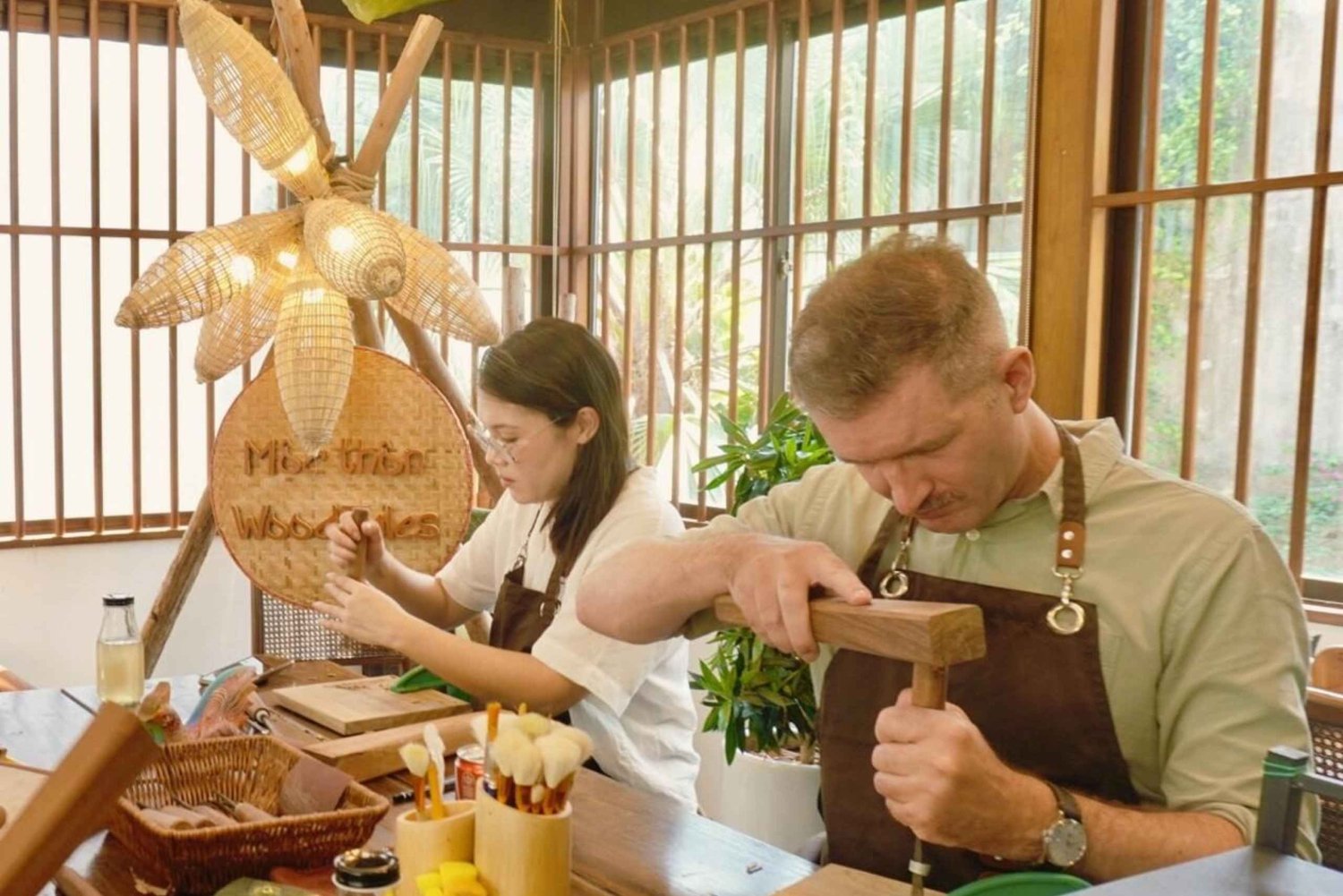 Hanói: Taller de talla de madera y comida cultural en una villa con jardín