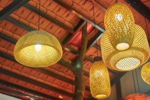 Hanói: oficina de escultura em madeira e refeição cultural numa moradia com jardim