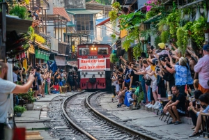 Destaca o city tour de Hanói com a rua do comboio.