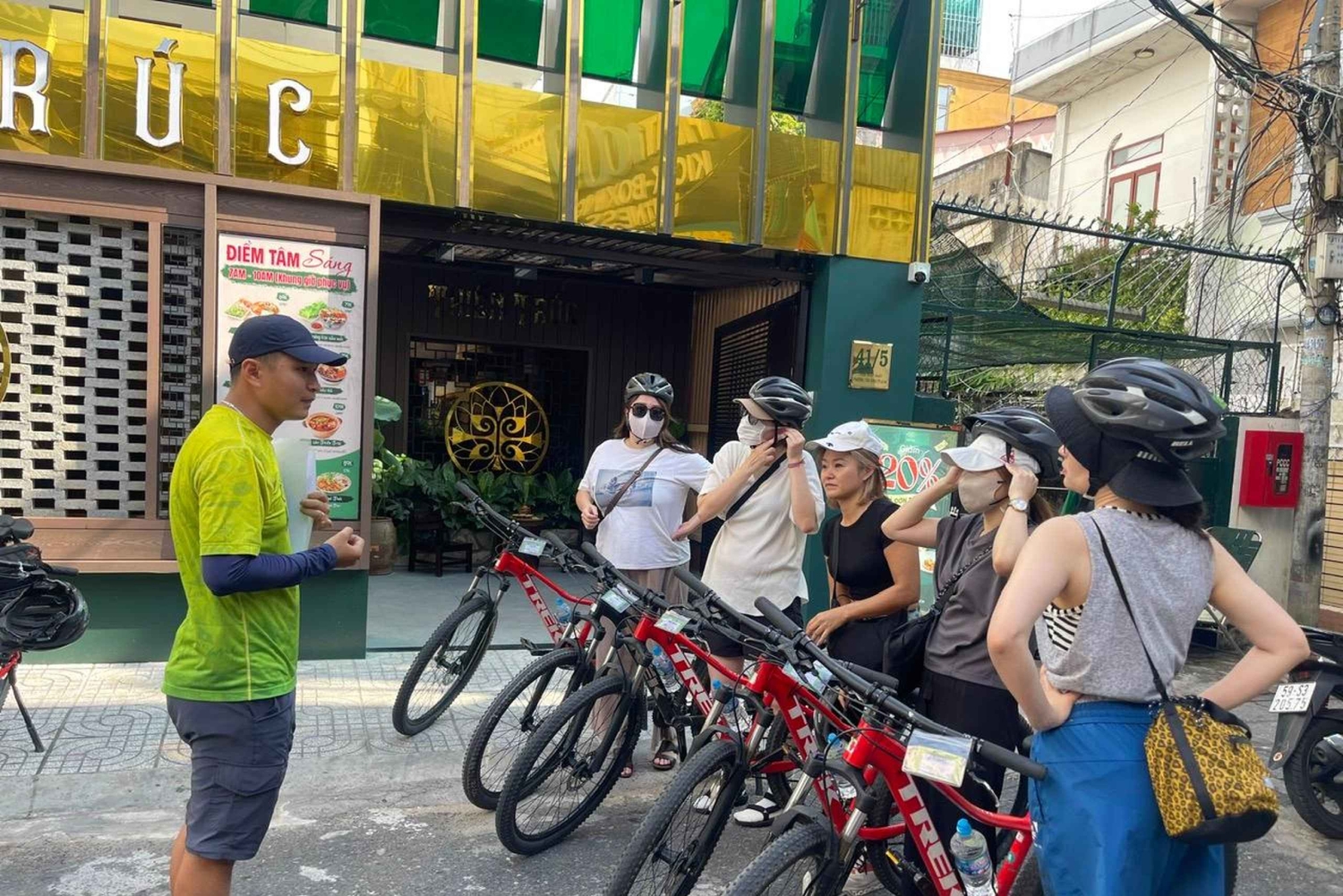 Ho Chi Minh: Bike Tour of Local Markets, Coffee & History