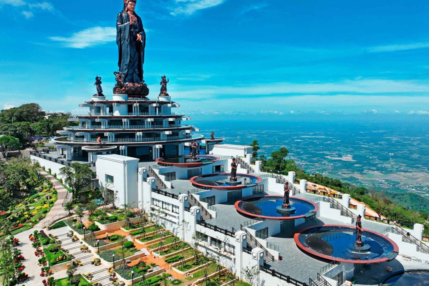 Ho Chi Minh: Musta Neitsytvuori ja Cao Dai -temppeli