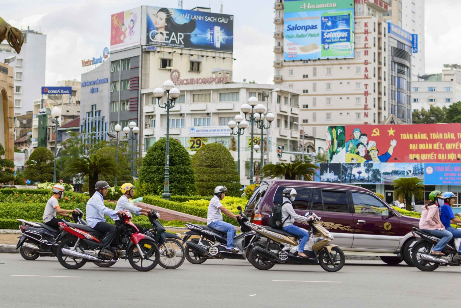 Ho Chi Minh City: 4-Hour Motorbike Tour