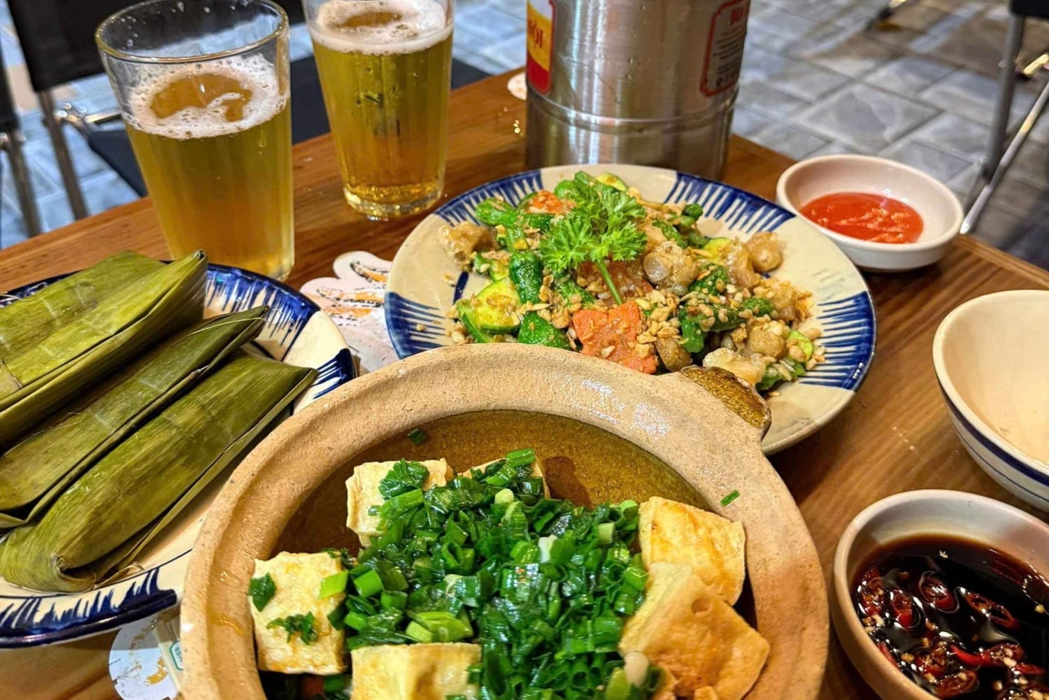 Ho Chi Minh City: Craft Beer and Local Food Tour by Scooter