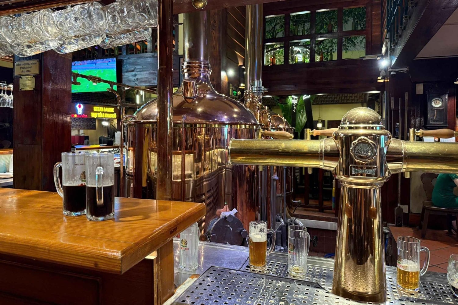 Ho Chi Minh City: Craft Beer and Local Food Tour by Scooter