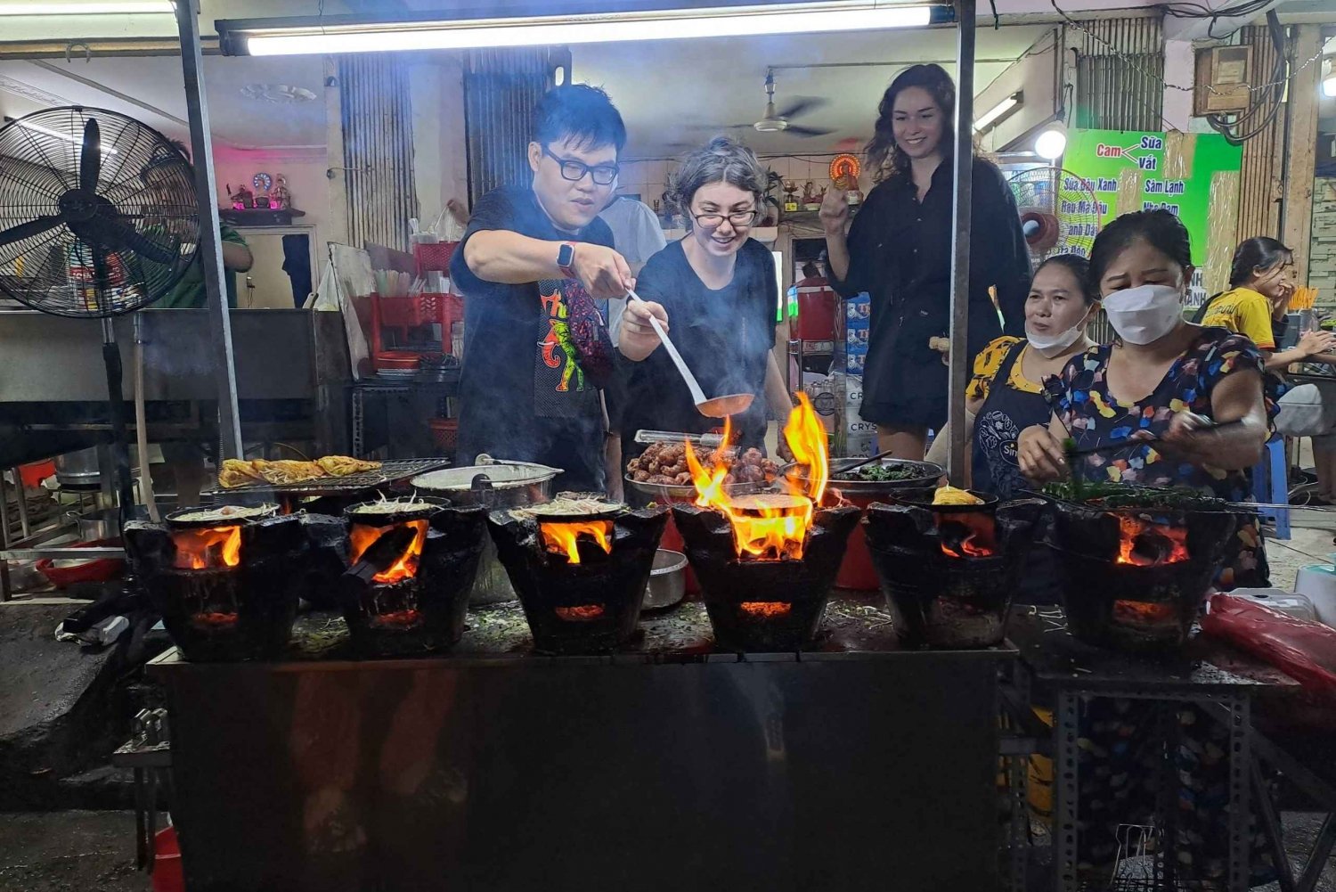 Ho Chi Minh City: Tour gastronomico in scooter con undici degustazioni