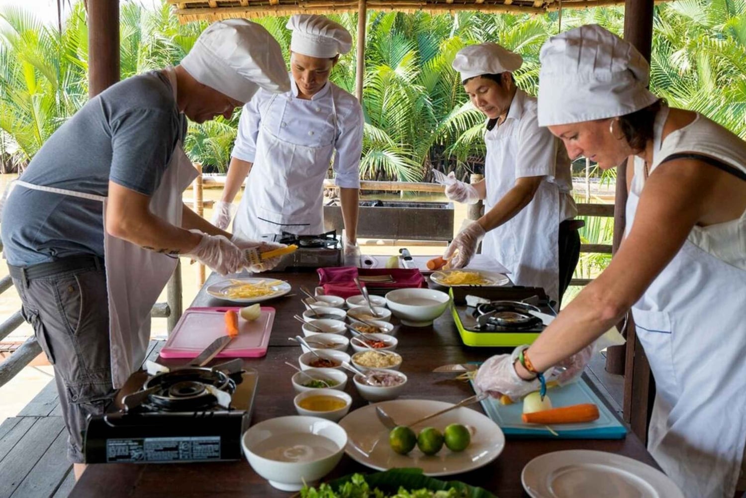 Ho Chi Minh City: Local Student Cooking Class & Market Tour