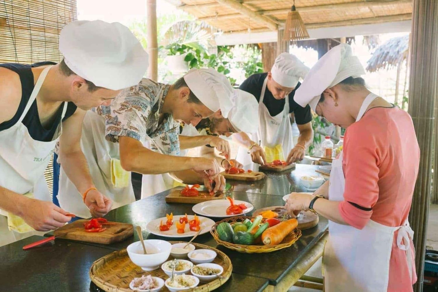 Ho Chi Minh City: Local Student Cooking Class & Market Tour
