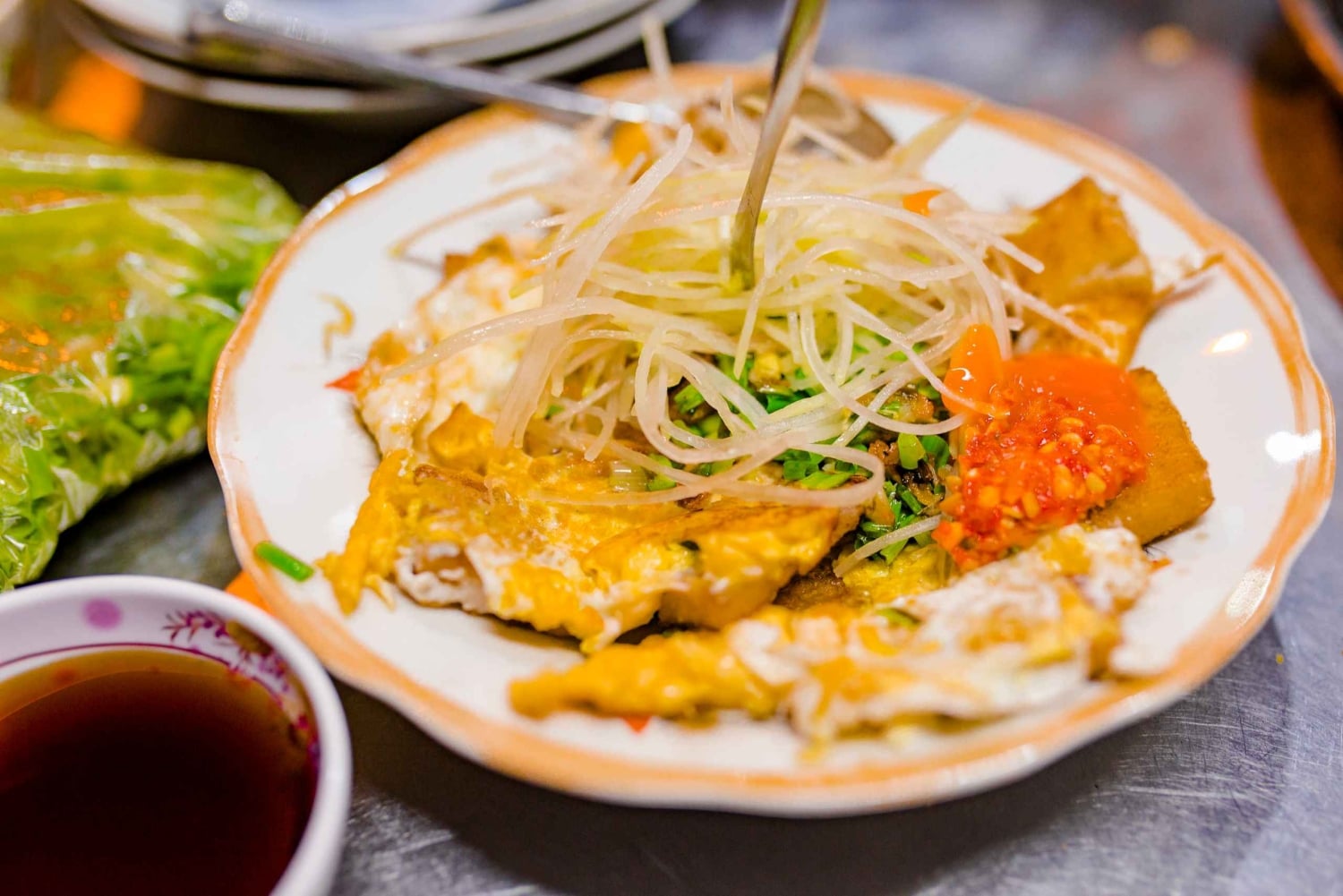 Ciudad Ho Chi Minh: recorrido privado a pie por la noche para probar comida callejera