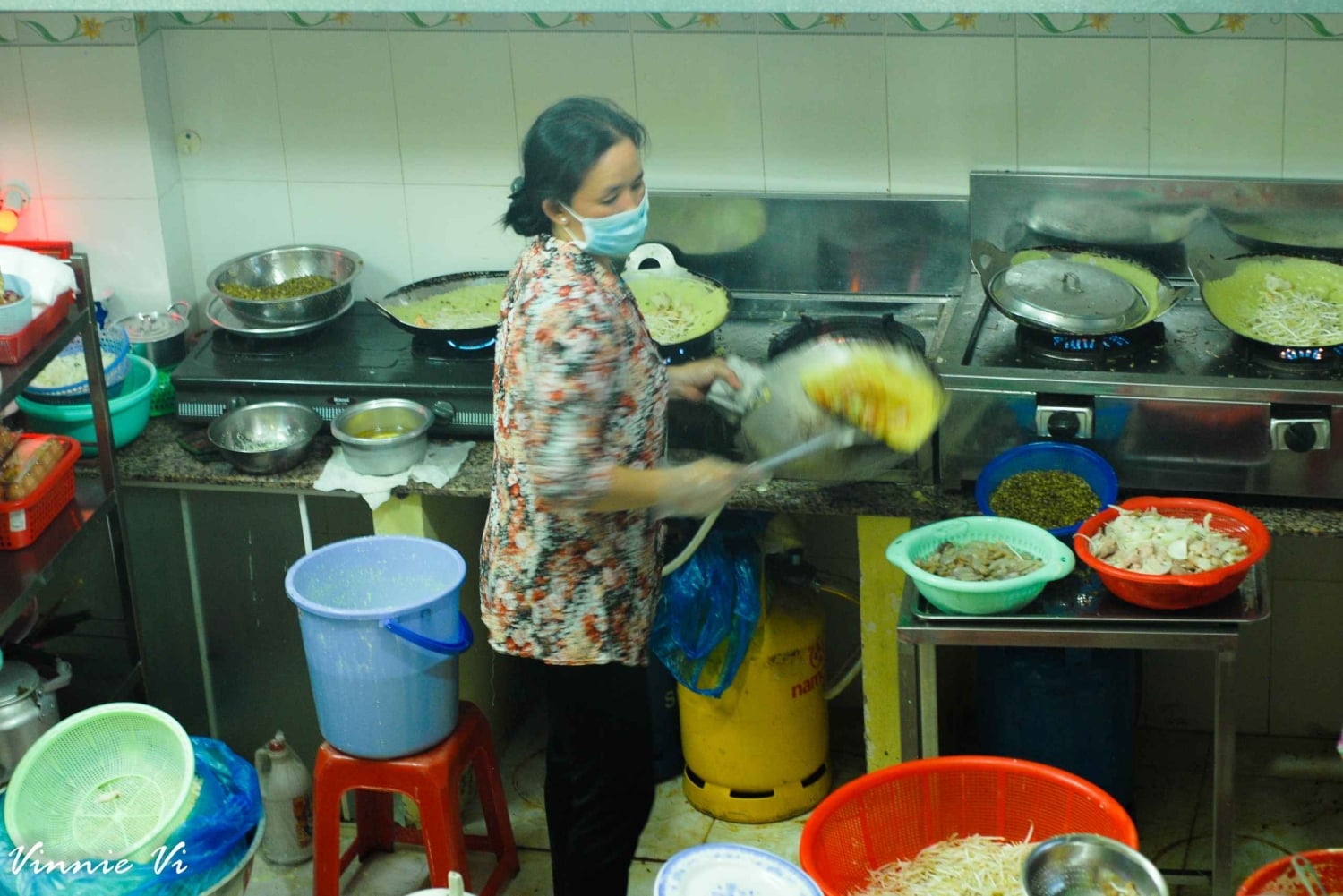 Ciudad Ho Chi Minh: recorrido privado a pie por la noche para probar comida callejera