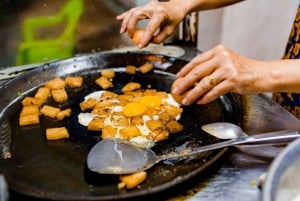 Ciudad Ho Chi Minh: recorrido privado a pie por la noche para probar comida callejera