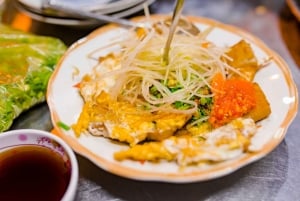 Ciudad Ho Chi Minh: recorrido privado a pie por la noche para probar comida callejera