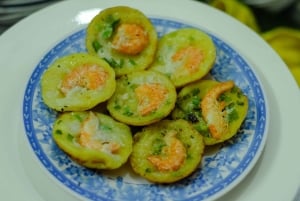 Ciudad Ho Chi Minh: recorrido privado a pie por la noche para probar comida callejera