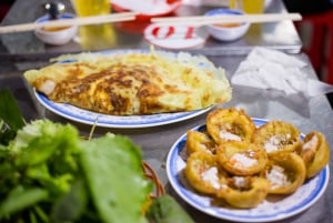 Ciudad Ho Chi Minh: recorrido privado a pie por la noche para probar comida callejera
