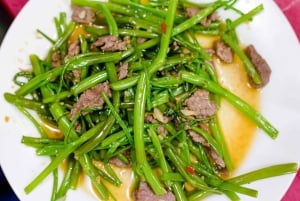 Ciudad Ho Chi Minh: recorrido privado a pie por la noche para probar comida callejera