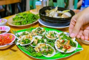 Ciudad Ho Chi Minh: recorrido privado a pie por la noche para probar comida callejera