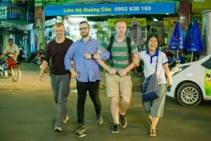 Ciudad Ho Chi Minh: recorrido privado a pie por la noche para probar comida callejera