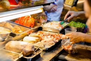 Ciudad Ho Chi Minh: recorrido privado a pie por la noche para probar comida callejera