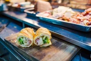 Ciudad Ho Chi Minh: recorrido privado a pie por la noche para probar comida callejera