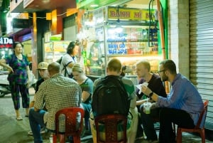 Ciudad Ho Chi Minh: recorrido privado a pie por la noche para probar comida callejera