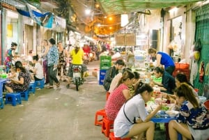 Ciudad Ho Chi Minh: recorrido privado a pie por la noche para probar comida callejera