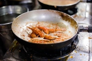 Ciudad Ho Chi Minh: recorrido privado a pie por la noche para probar comida callejera