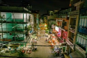 Ciudad Ho Chi Minh: recorrido privado a pie por la noche para probar comida callejera