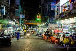 Ciudad Ho Chi Minh: recorrido privado a pie por la noche para probar comida callejera