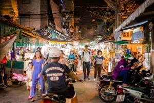 Ciudad Ho Chi Minh: recorrido privado a pie por la noche para probar comida callejera